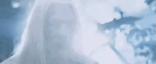 Gandalf il Bianco emerge dalla luce a Fangorn